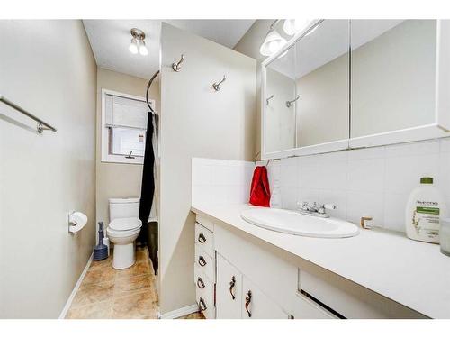 182 Oxford Road West, Lethbridge, AB - Indoor Photo Showing Bathroom