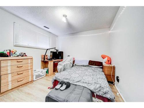 182 Oxford Road West, Lethbridge, AB - Indoor Photo Showing Bedroom