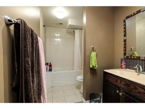 1721 14 Avenue South, Lethbridge, AB - Indoor Photo Showing Bathroom