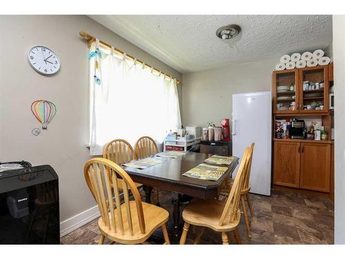 1721 14 Avenue South, Lethbridge, AB - Indoor Photo Showing Dining Room