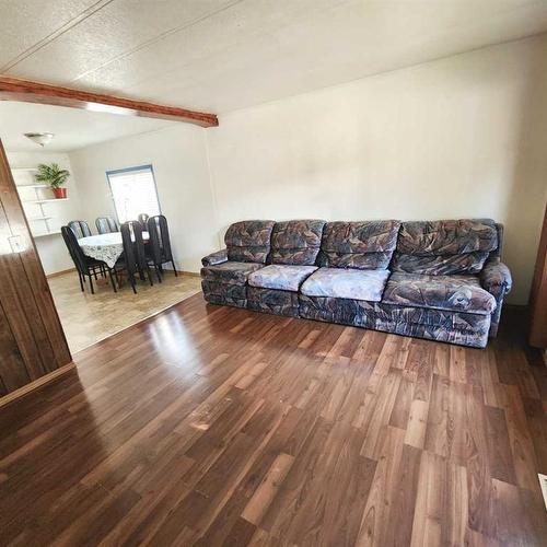 5303 54 Street, Taber, AB - Indoor Photo Showing Living Room