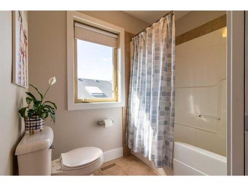 46 Canyoncrest Court West, Lethbridge, AB - Indoor Photo Showing Bathroom