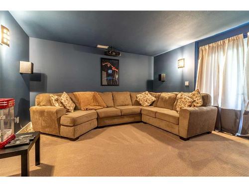 46 Canyoncrest Court West, Lethbridge, AB - Indoor Photo Showing Living Room