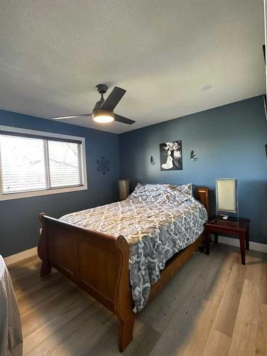 71 Princeton Crescent West, Lethbridge, AB - Indoor Photo Showing Bedroom