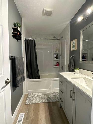 71 Princeton Crescent West, Lethbridge, AB - Indoor Photo Showing Bathroom