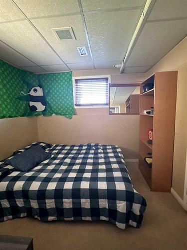 71 Princeton Crescent West, Lethbridge, AB - Indoor Photo Showing Bedroom