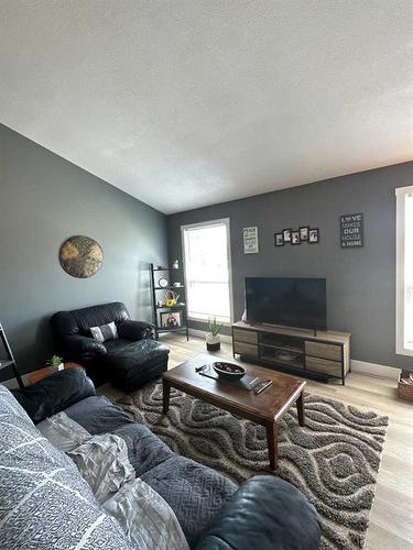 71 Princeton Crescent West, Lethbridge, AB - Indoor Photo Showing Living Room