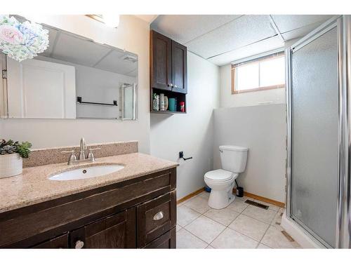 39 Pensacola Court West, Lethbridge, AB - Indoor Photo Showing Bathroom