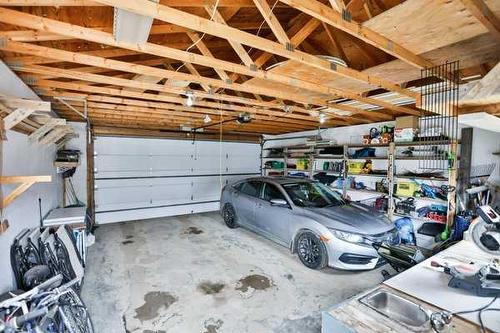 229 2 Street South, Lomond, AB - Indoor Photo Showing Garage