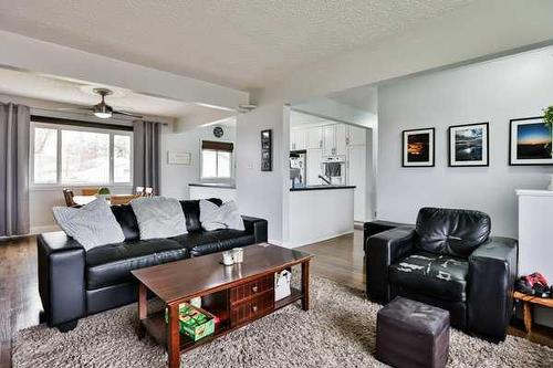 229 2 Street South, Lomond, AB - Indoor Photo Showing Living Room