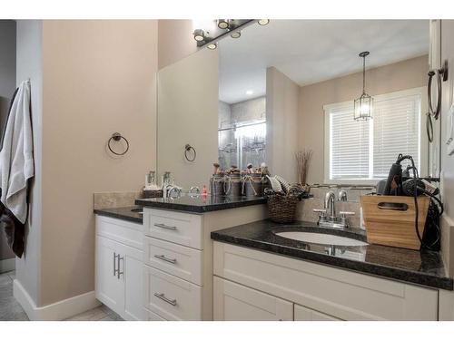 556 Sixmile Crescent South, Lethbridge, AB - Indoor Photo Showing Kitchen With Upgraded Kitchen