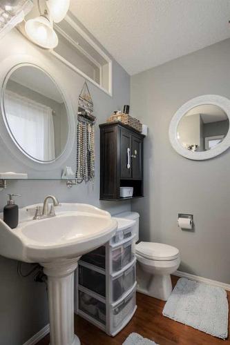 935 20 Avenue, Coaldale, AB - Indoor Photo Showing Bathroom