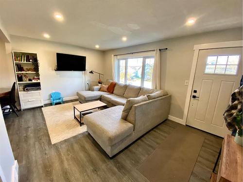 352 22 Street, Fort Macleod, AB - Indoor Photo Showing Living Room