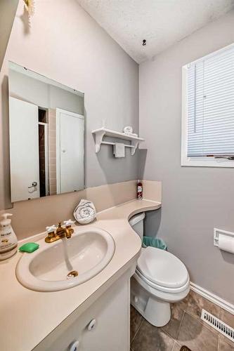 1711 Lakehill Crescent South, Lethbridge, AB - Indoor Photo Showing Bathroom