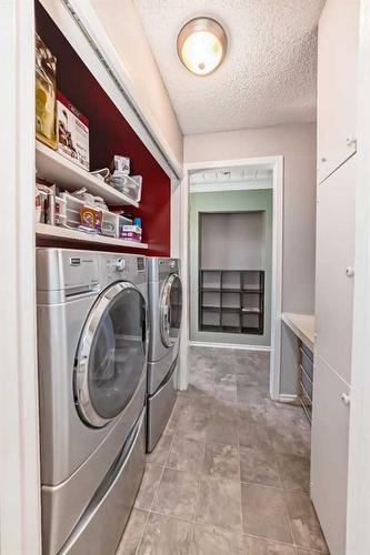 1711 Lakehill Crescent South, Lethbridge, AB - Indoor Photo Showing Laundry Room