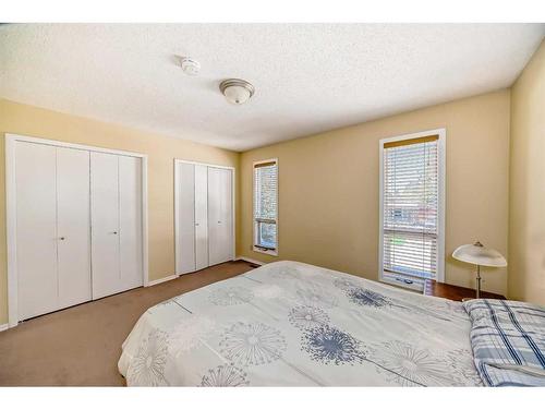 1711 Lakehill Crescent South, Lethbridge, AB - Indoor Photo Showing Bedroom