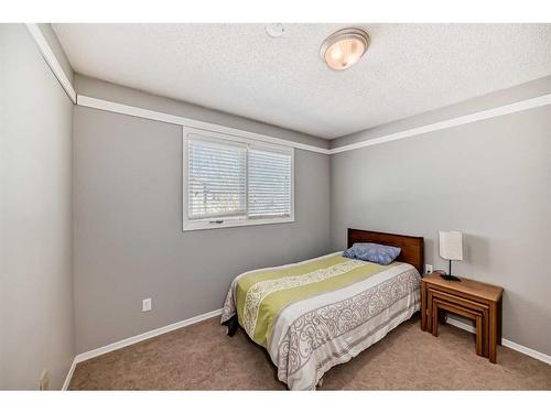 1711 Lakehill Crescent South, Lethbridge, AB - Indoor Photo Showing Bedroom