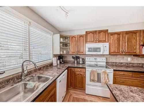 1711 Lakehill Crescent South, Lethbridge, AB - Indoor Photo Showing Kitchen With Double Sink
