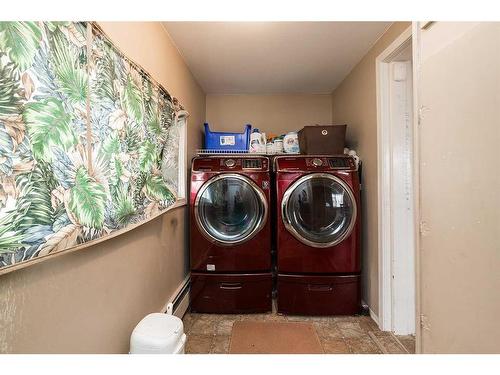532 12A Street North, Lethbridge, AB - Indoor Photo Showing Laundry Room