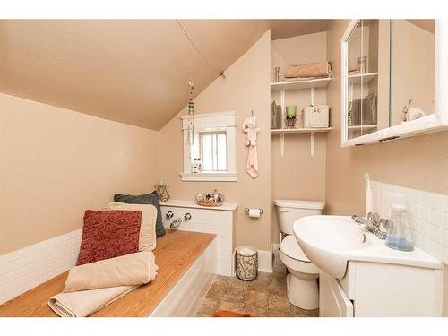 532 12A Street North, Lethbridge, AB - Indoor Photo Showing Bathroom