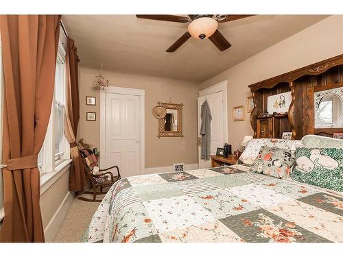 532 12A Street North, Lethbridge, AB - Indoor Photo Showing Bedroom