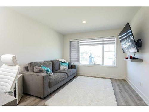 309 Lynx Road North, Lethbridge, AB - Indoor Photo Showing Living Room