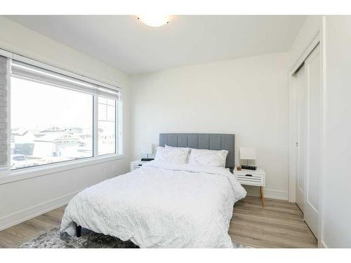 309 Lynx Road North, Lethbridge, AB - Indoor Photo Showing Bedroom