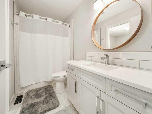 960 11 Street South, Lethbridge, AB - Indoor Photo Showing Bathroom