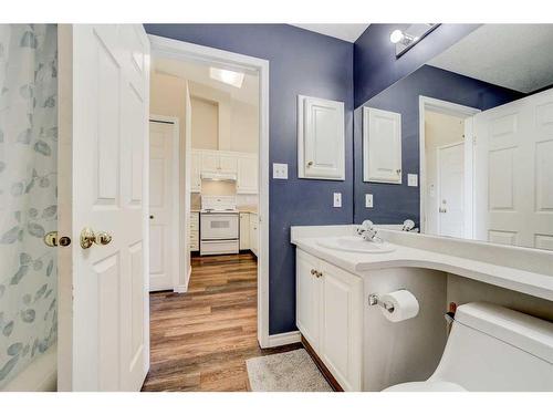 303-620 Columbia Boulevard West, Lethbridge, AB - Indoor Photo Showing Bathroom