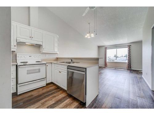 303-620 Columbia Boulevard West, Lethbridge, AB - Indoor Photo Showing Kitchen With Double Sink