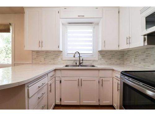 308 8 Street West, Cardston, AB - Indoor Photo Showing Kitchen With Double Sink