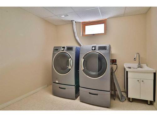 308 8 Street West, Cardston, AB - Indoor Photo Showing Laundry Room