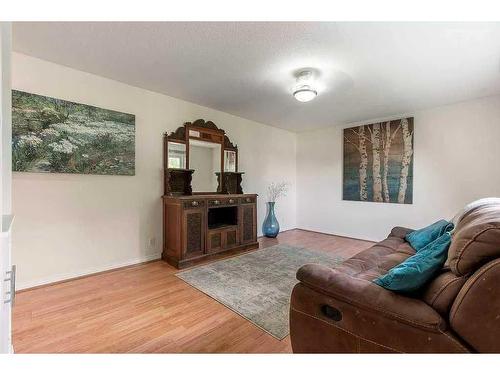308 8 Street West, Cardston, AB - Indoor Photo Showing Living Room