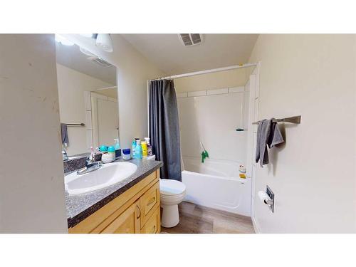 110-401 Columbia Boulevard West, Lethbridge, AB - Indoor Photo Showing Bathroom