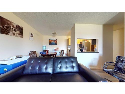 110-401 Columbia Boulevard West, Lethbridge, AB - Indoor Photo Showing Living Room