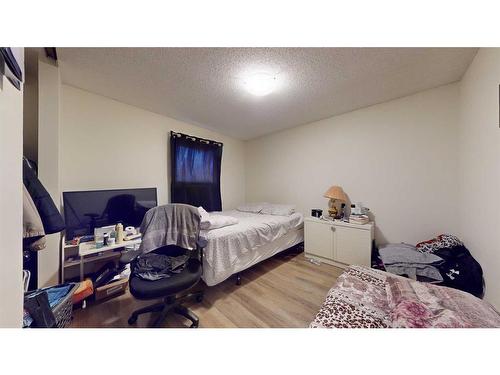 110-401 Columbia Boulevard West, Lethbridge, AB - Indoor Photo Showing Bedroom