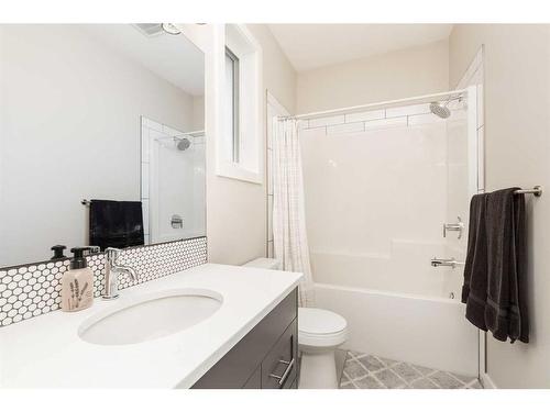 905 Atlantic Cove West, Lethbridge, AB - Indoor Photo Showing Bathroom