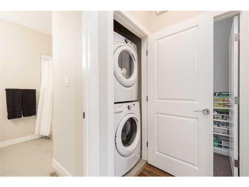 905 Atlantic Cove West, Lethbridge, AB - Indoor Photo Showing Laundry Room