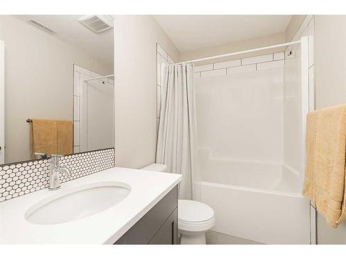 905 Atlantic Cove West, Lethbridge, AB - Indoor Photo Showing Bathroom