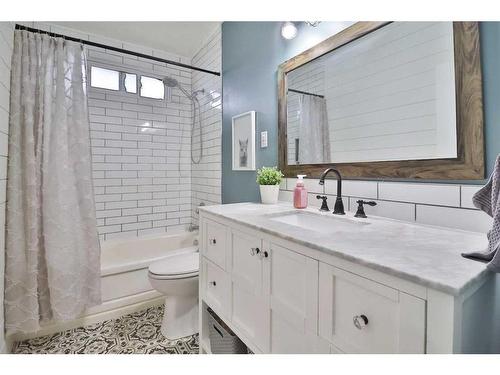 1318 Henderson Lake Boulevard South, Lethbridge, AB - Indoor Photo Showing Bathroom
