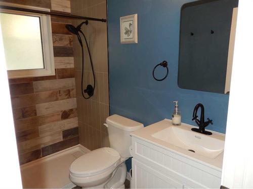 709 7 Street North, Lethbridge, AB - Indoor Photo Showing Bathroom