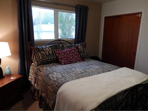 709 7 Street North, Lethbridge, AB - Indoor Photo Showing Bedroom