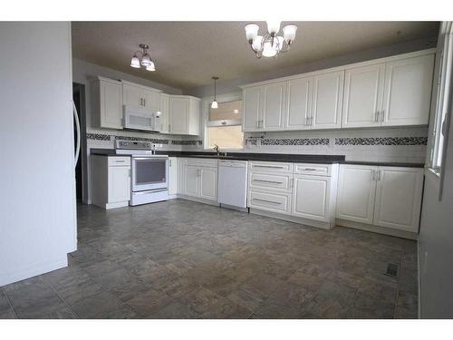 4803 59 Ave., Taber, AB - Indoor Photo Showing Kitchen