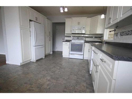 4803 59 Ave., Taber, AB - Indoor Photo Showing Kitchen With Double Sink