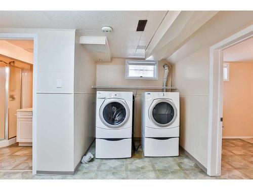 1110 11 Avenue North, Lethbridge, AB - Indoor Photo Showing Laundry Room