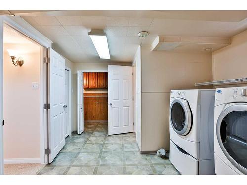 1110 11 Avenue North, Lethbridge, AB - Indoor Photo Showing Laundry Room