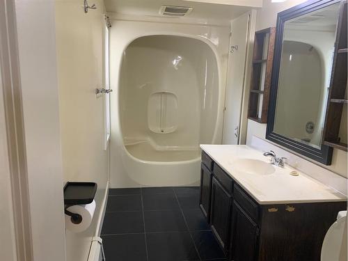 719 9 Avenue South, Lethbridge, AB - Indoor Photo Showing Bathroom