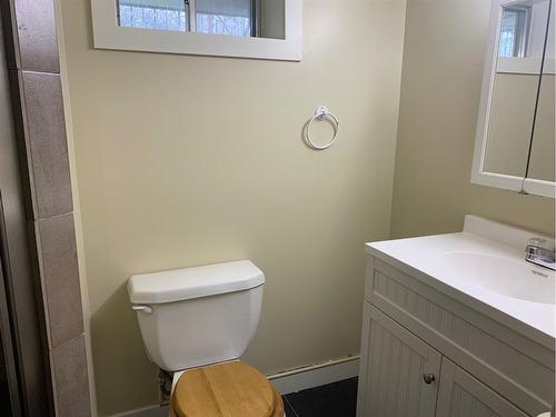 719 9 Avenue South, Lethbridge, AB - Indoor Photo Showing Bathroom