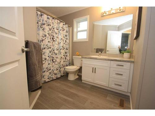 7049 48 Street, Taber, AB - Indoor Photo Showing Bathroom