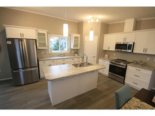 7049 48 Street, Taber, AB - Indoor Photo Showing Kitchen With Double Sink